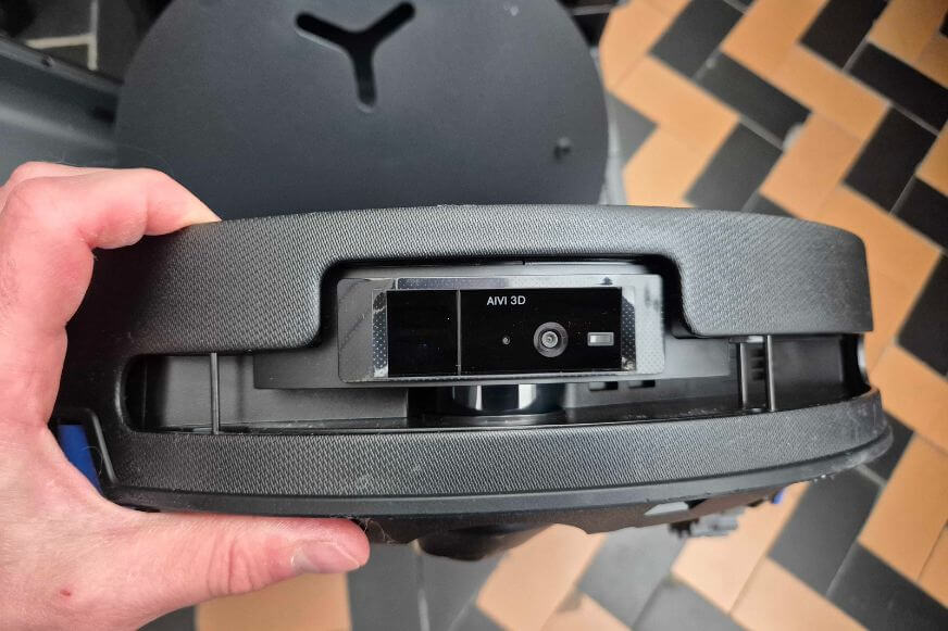 Nahaufnahme des AIVI 3D Navigationssensors in der Front des ECOVACS DEEBOT T90 PRO OMNI. Mini-ToF-Sensor ohne Navigationsturm für flaches Design.